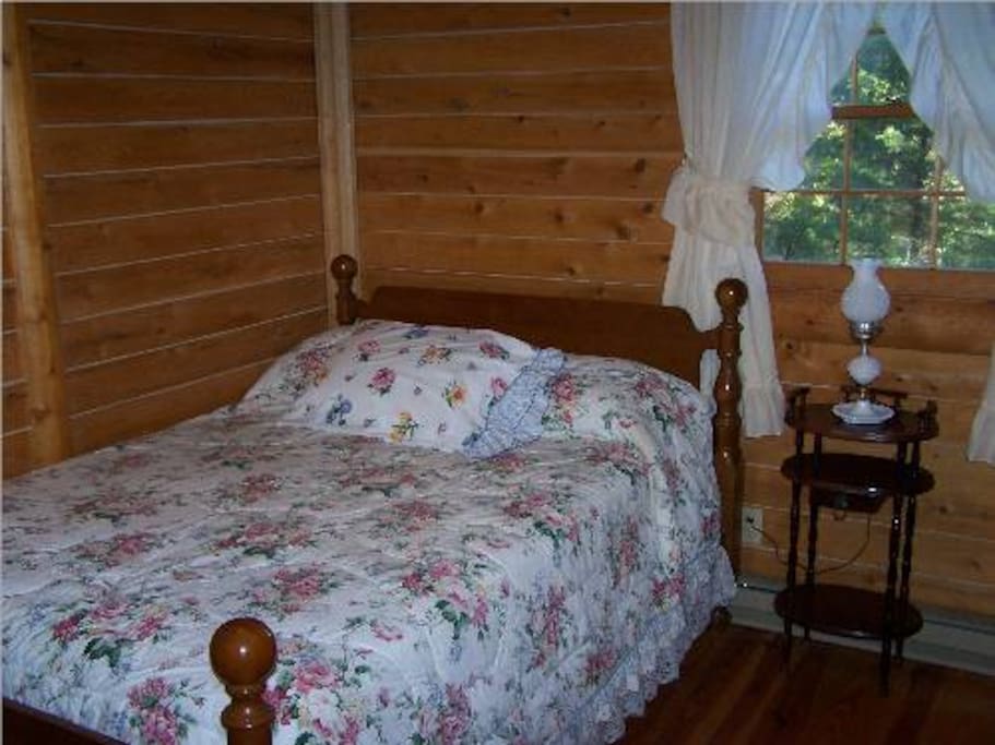 bedroom 2 w/ full size bed