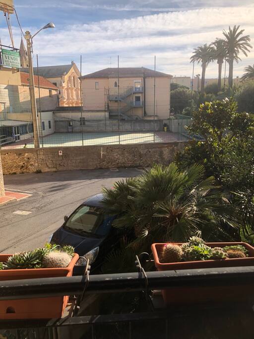 Piazza di Finalpia sullo sfondo