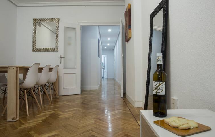 Madrid City Center w/Garage: Big & Comfy, 2 baths gallery image 2