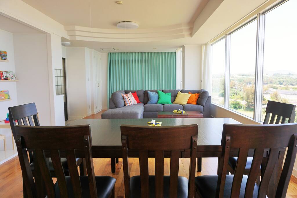 Living-dining. It is a bright and spacious space.
リビングには、小さなキッズスペースを設けました。絵本、ブロック、おもちゃがあります。