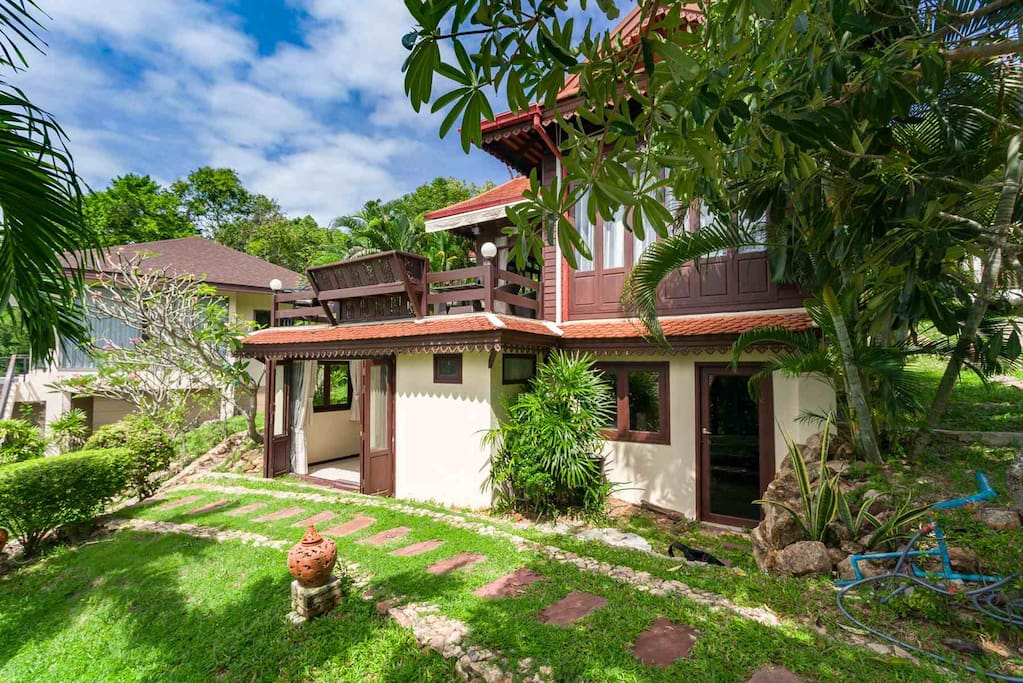 Side view of Seabreze villa