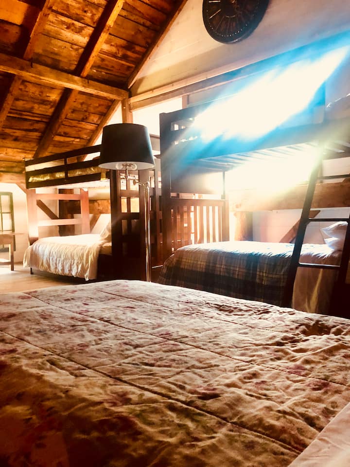 楼上开放式阁楼为房客提供额外的床位，包括：
1张双层床（上层床最大承重150磅）、双人床和全尺寸床。 