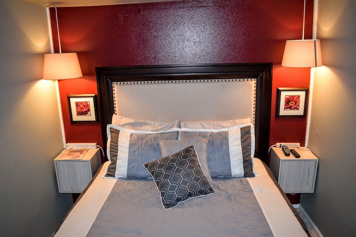 Chambre Queen Size stylisée et confortable avec salle de bain jacuzzi attenante !