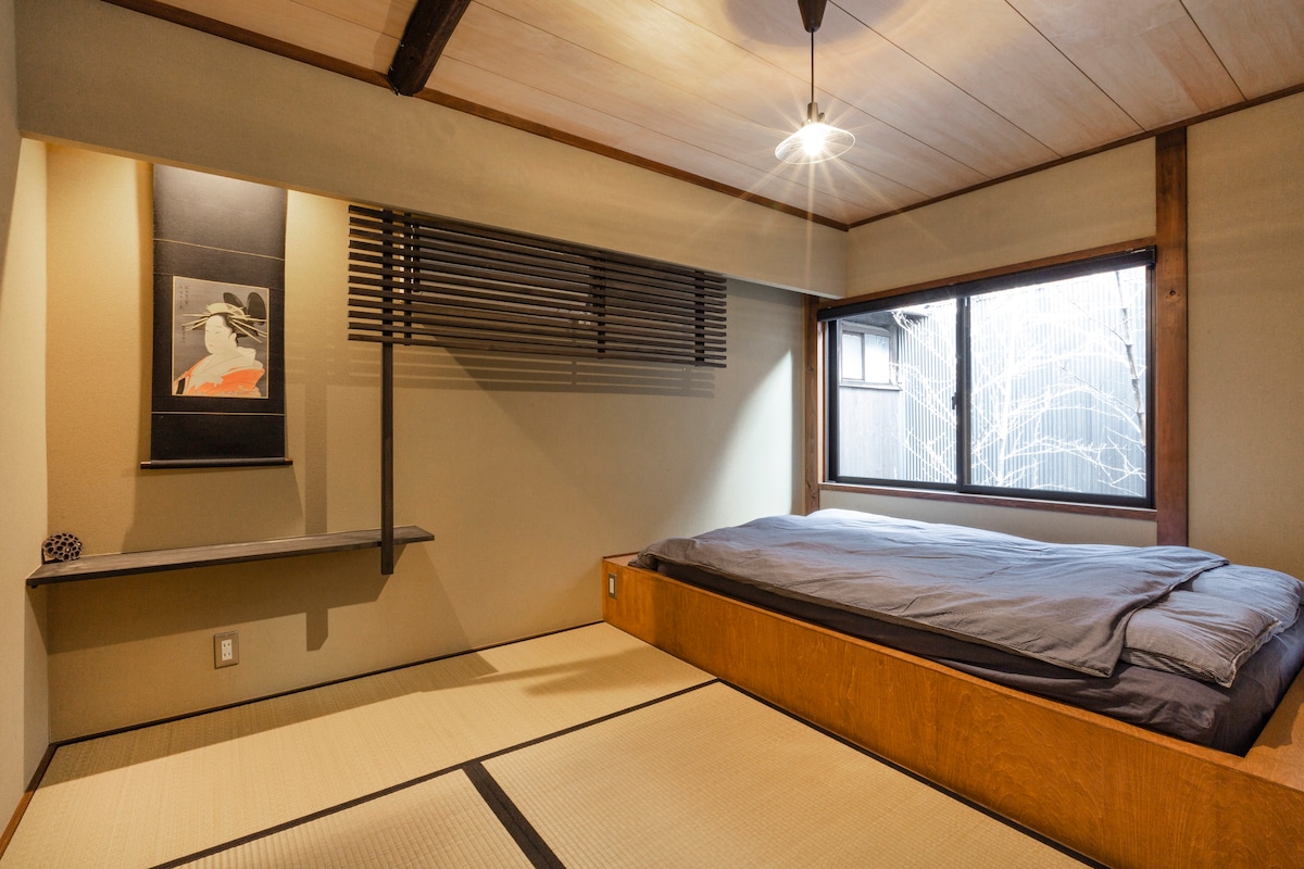 East side bedroom on the second floor, with a queen size bed and tatami. View on the terrace garden (Airbnb certified photographer).