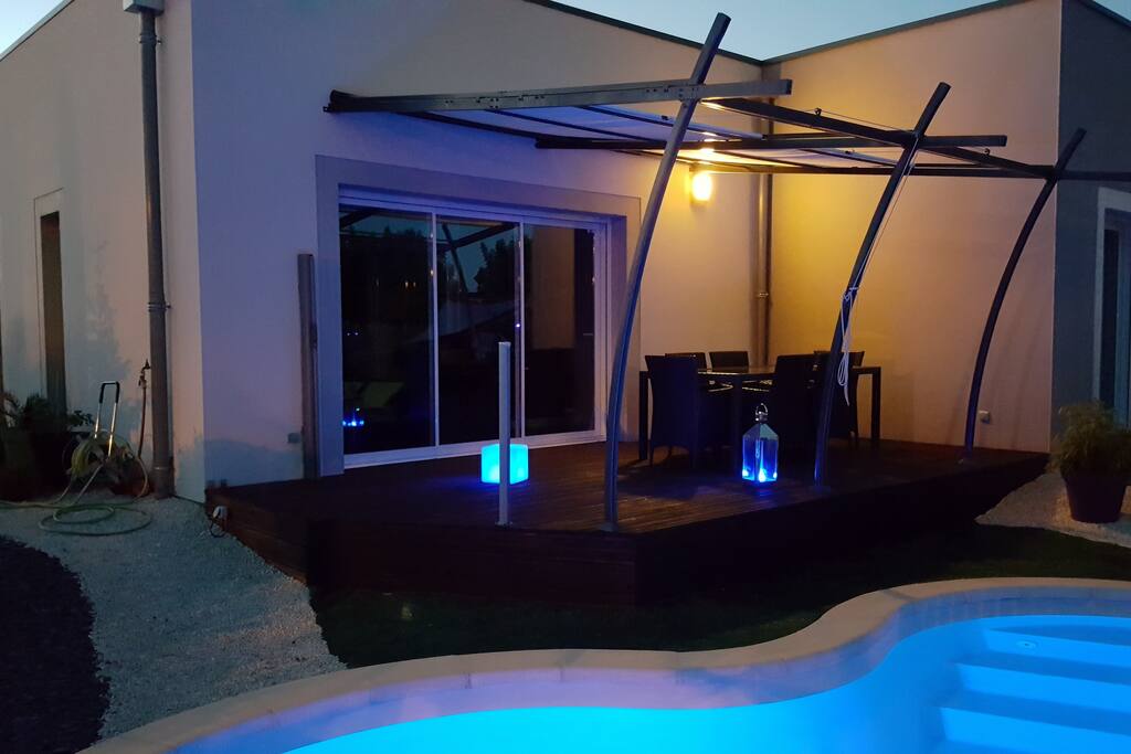 Terrasse en bois de 20 m2 devant la piscine
