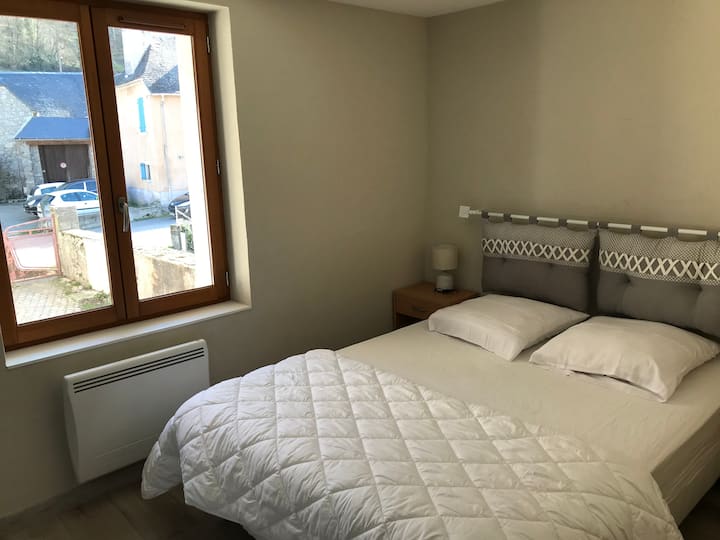 Საძინებელში საწოლი 135 x 190 ბუმბულის საბანი 200 x 200 ბალიში 60 x 60 სმ