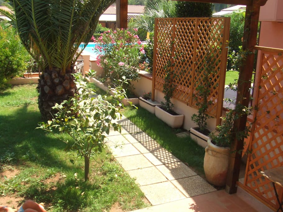 giardino ed ingresso alla piscina