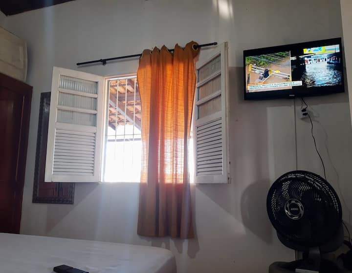 تلفزيون LED في غرفة النوم 32 بوصة ، مع نظام بارالمبي. ( ليس ذكيًا)