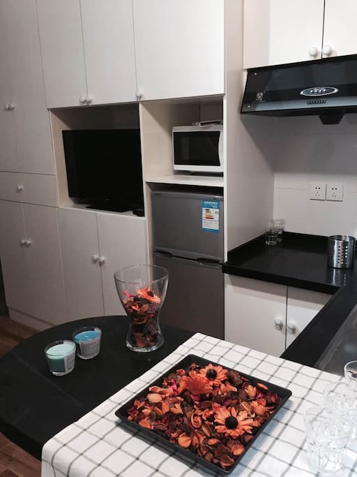 Full kitchen, TV and Internet cable included! Microwave easy to use! All new electronics!
所有电器都是新的,包括电视、微波炉、冰箱。整套厨房都可以用~
