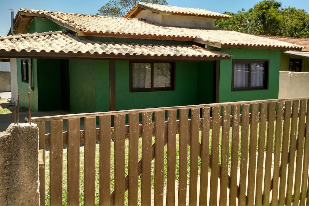 Terreno cercado e garagem