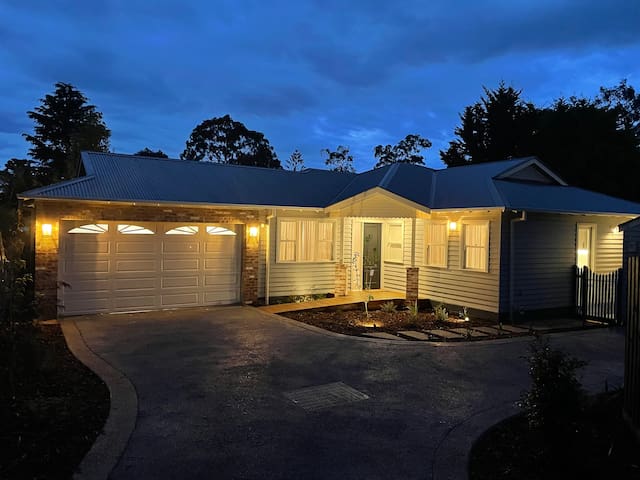 Builders own Large Hampton style home – Croydon