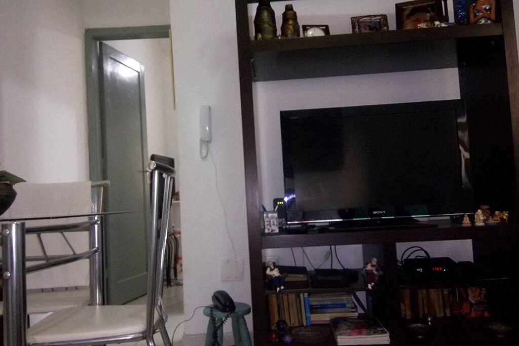 Sala com Ar condicionado, Ventilador de teto, TV a Cabo, Wifi, BlueRay, Mesa de Jantar, Sofá com Chase.