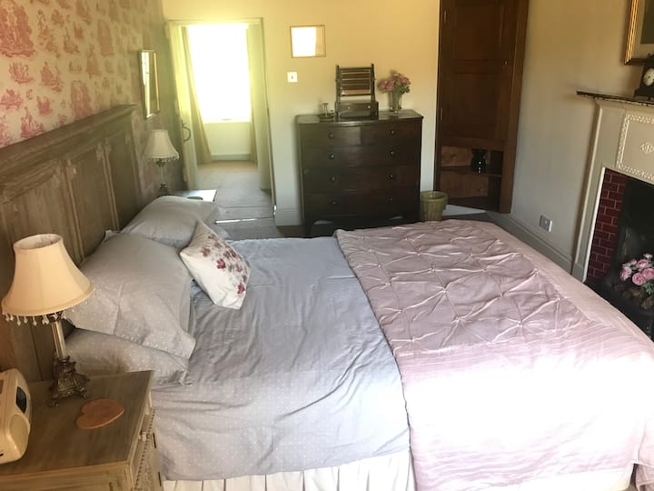 Брачен кревет со телевизор . Гардероба . И оригинални греди и антички мебел . Поглед на Дејлс . Прекрасна романтична соба .