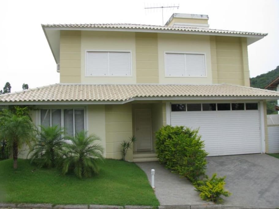 Casa no condomínio fechado Porto da Lagoa
Condomínio Village,portaria 24h com toda segurança e tranquilidade que sua família merece.
Localizado a 4km do Campeche