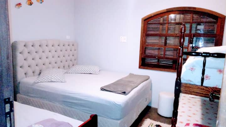 V tejto izbe sa môže ubytovať 5 osôb. Má manželskú posteľ, poschodovú posteľ a jednolôžko.