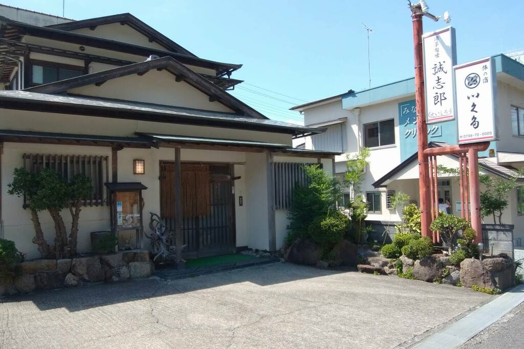 宿泊施設兼飲食店の入り口です。(朝)