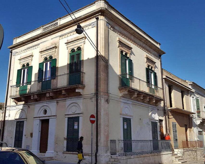 La palazzina, primo piano con terrazza sovrastante, ingresso piano terra indipendente