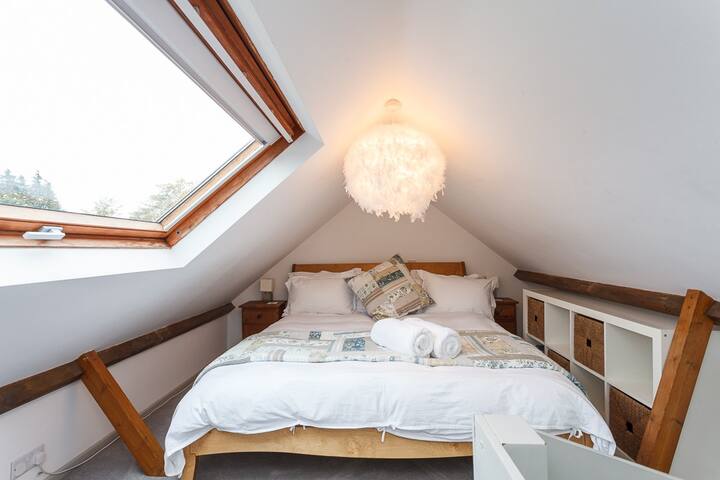 Top floor bedroom with super king bed, fridge & kettle and ensuite bathroom. Views of the paddocks behind the cottage. My favourite room, designed for long lie-ins! 