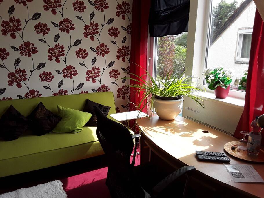 Einzelzimmer 1, Westfenster mit Arbeitsplatz und Sofabett