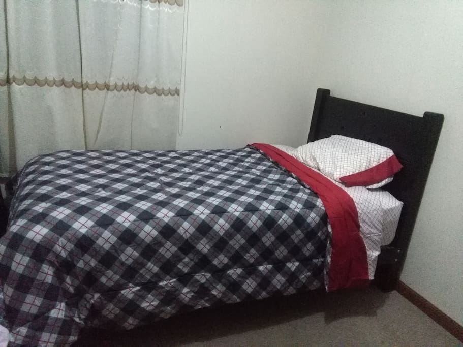 Habitación con cama de 1 plaza y media con cómoda.