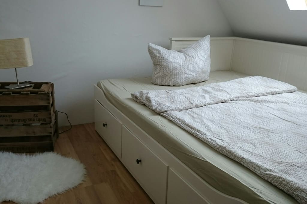 Ausgezogenes Bett im Dachgeschoss