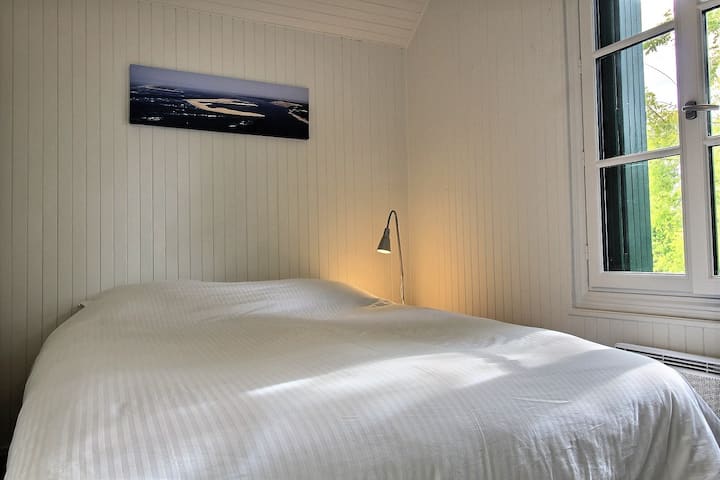 ห้องนอนพร้อมเตียงควีนไซส์ (160)
x200) et sur-matelas