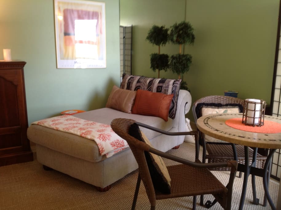 2nd sitting room/breakfast nook with ocean view