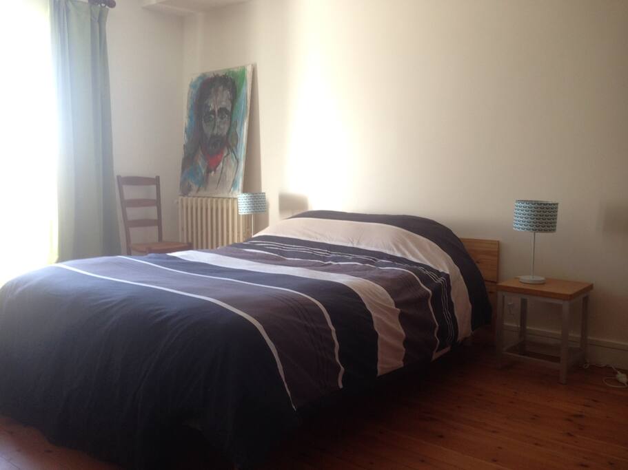 Une chambre double avec un lit simple