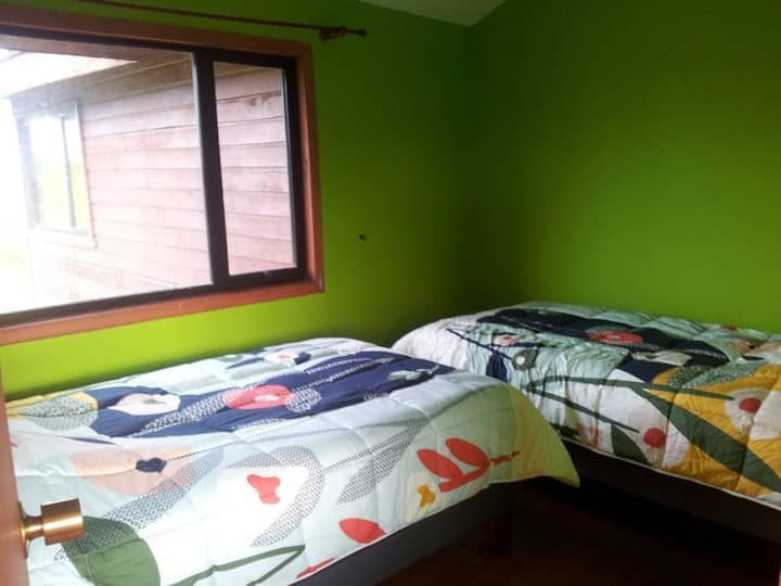 Спална соба 5 со 2 кревета квадратни 1,5 со заедничка бања со спална соба 4