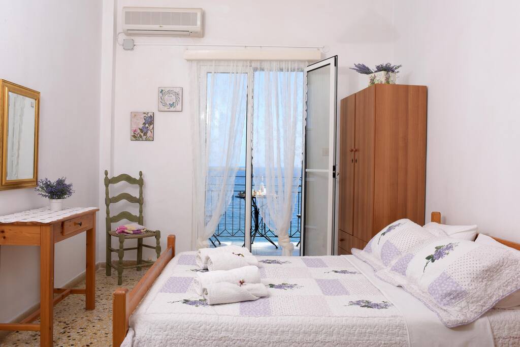 bedroom 1 with queen size bed