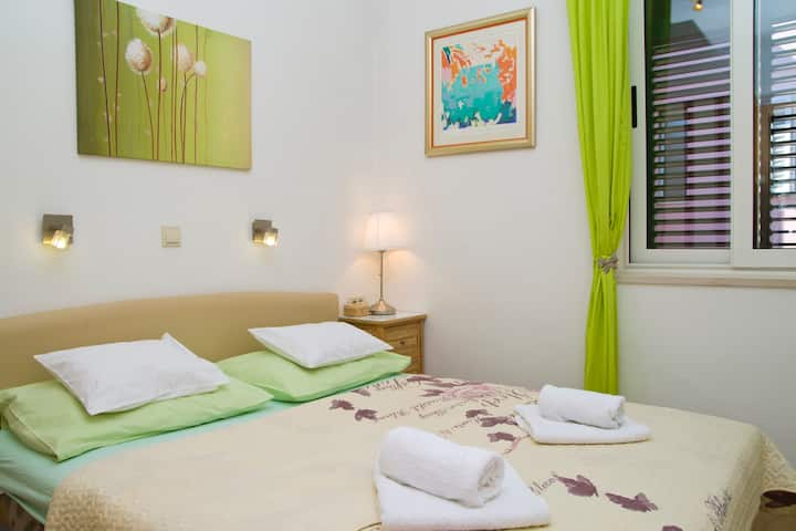 Apartment PORT VIEW *** 5 min from center of city