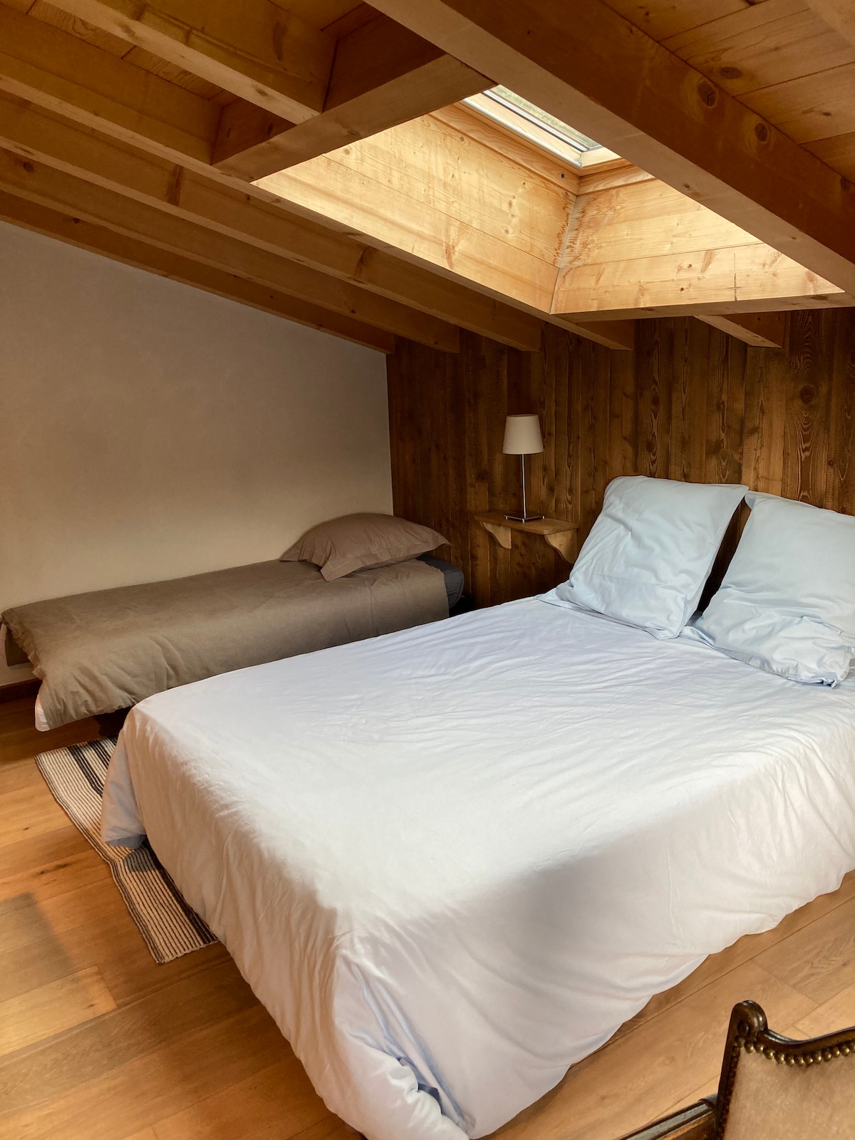 Თეთრი დათვის საძინებელი 
საბავშვო საწოლი + ორადგილიანი საწოლი