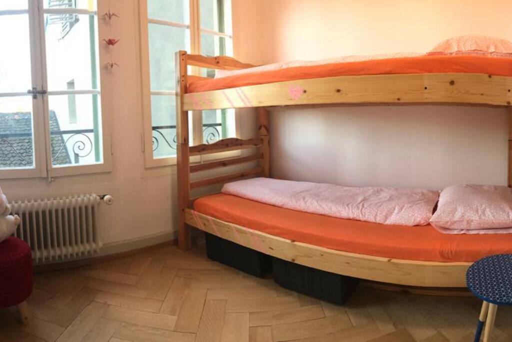 Votre jolie chambre avec vue sur l'Hôtel de Ville de Fribourg