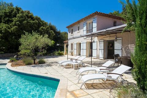 Côte d'Azur villa with seaview and heated pool