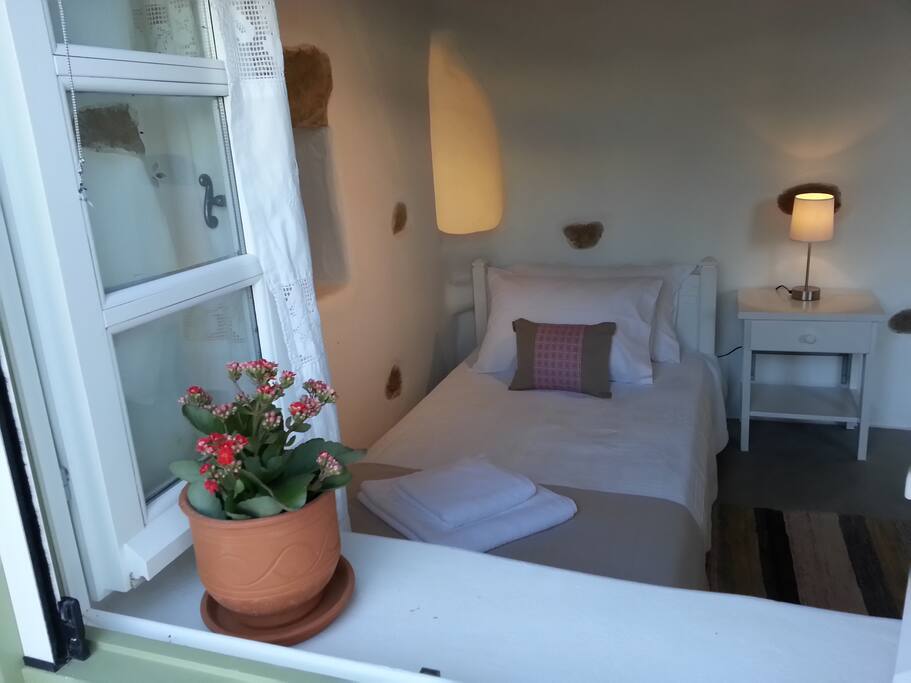 Bedroom with two single beds on the ground floor