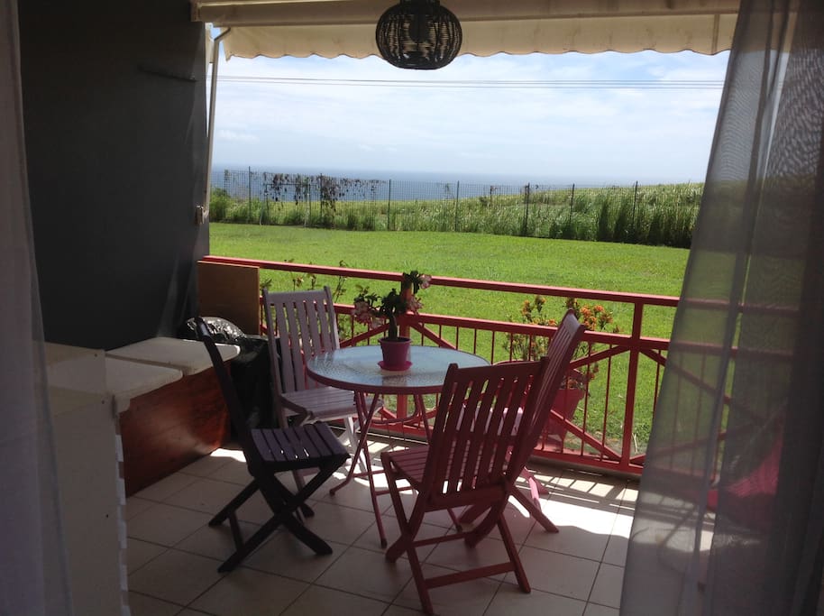 terrasse avec vue mer et canne à sucre