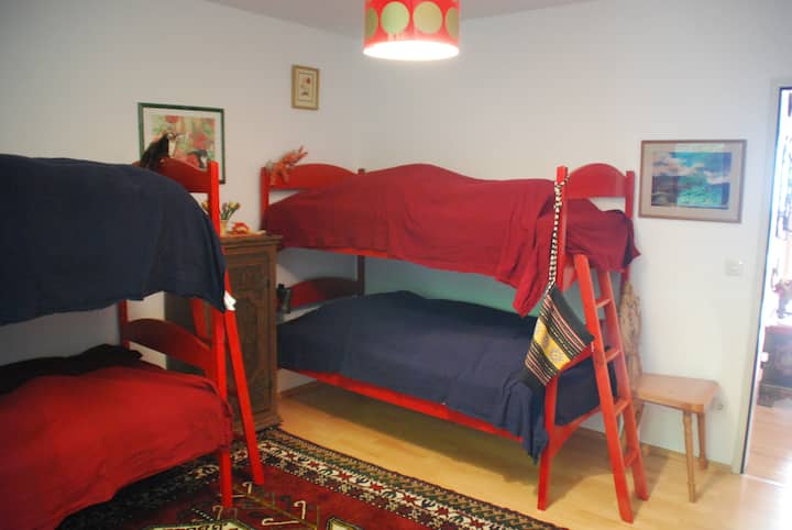 Два кревета на спрат во собата за деца