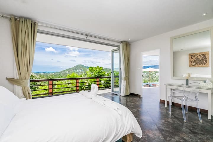 Disfruta de la serenidad en el lujoso refugio tamaño queen de esta lujosa villa, donde los tonos matutinos besan el cielo, visible desde tu lujosa cama, prometiendo un día de tranquilidad y comodidad.