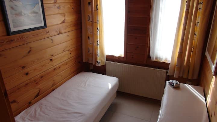 Dormitorio pequeño en la planta baja con una cama individual.