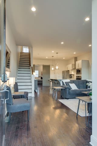 A1/A2) 2 Attached GULCH Homes – 8BR/8BA gallery image 4