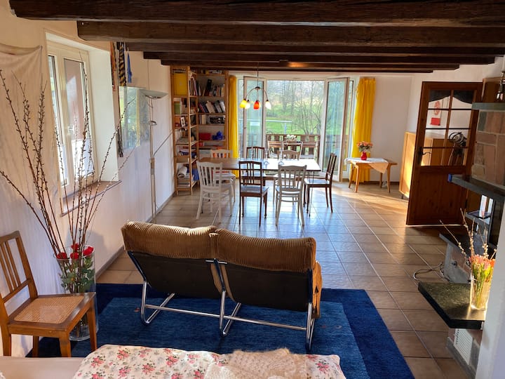 Უზარმაზარი მისაღები ოთახი ელეგანტური მუხის მაგიდით, რომ ყველამ ერთად იკვებოს. ამას გარდა, დიდი აივანი, რომელიც გარშემორტყმულია ბუნებით/ფრინველების სამოთხით ( 2 მაგიდა), 4 ოთახამდე