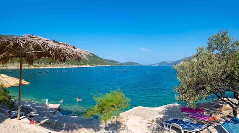 Luxurious apartment by the sea