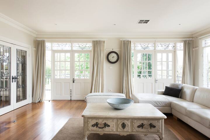 Spacious, Sun-Filled Home Close to Dee Why Beach gallery image 4