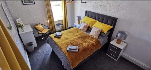 Lovely 2 bed upstairs flat 5 mins walk from beach