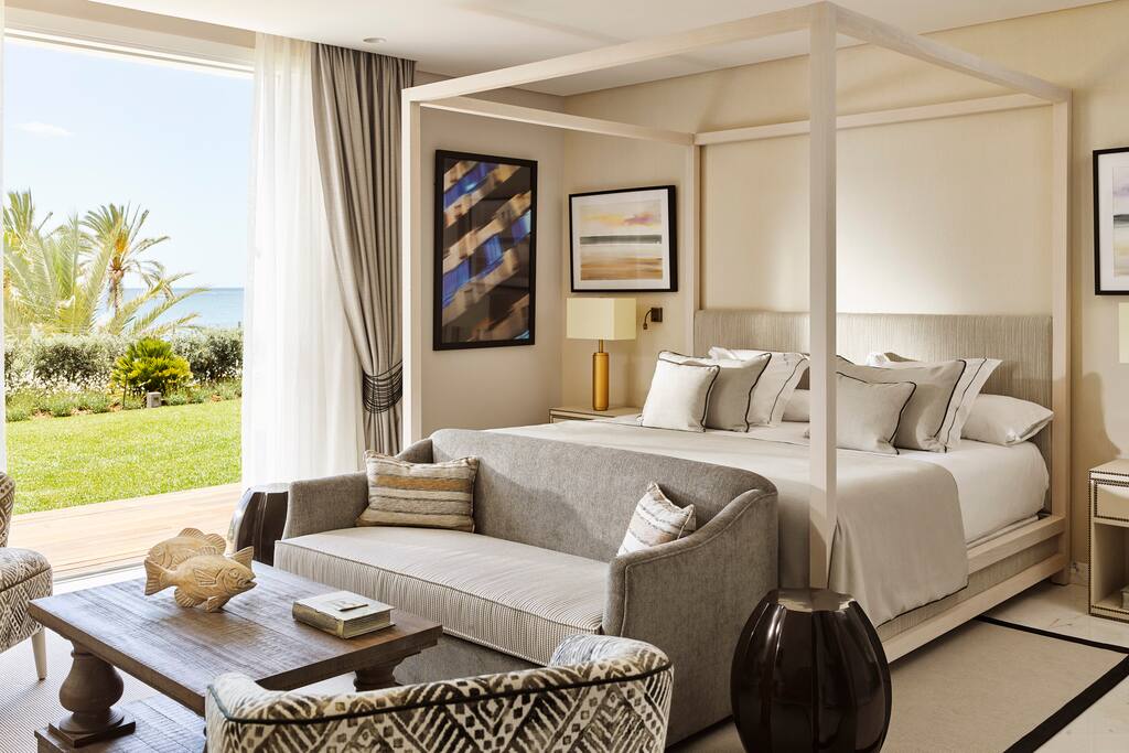 Dormitorio con baño y vistas al mar