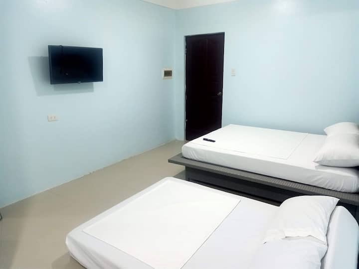 غرفة A الطابق الثاني

الغرفة الثانية 4pax مع واي فاي هوت دور بحمام خاص وتكييف نتفليكس