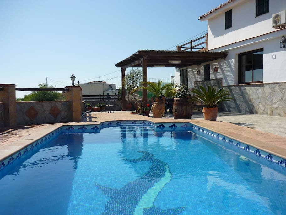 überdachte Terrasse vor dem Pool