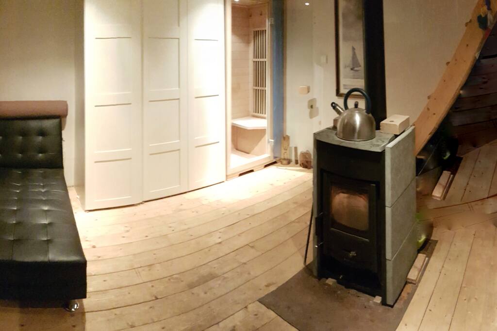 Entrée sous sol avec banquette lit 1 pers , sauna 1 pers , poele à bois .