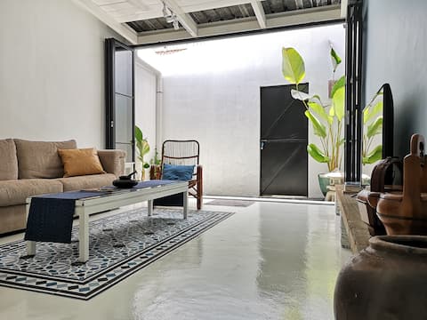 Stylishly Refurbished Heritage House (Muda Blue)
