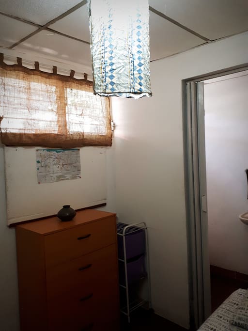 Habitación individual con baño privado.